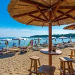 Beautiful In With Swimming Pool Апартаменти